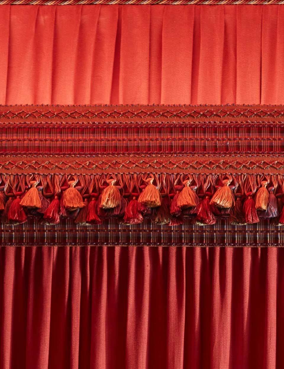 Artisanal lace intricately adorns the curtain, enhancing its elegance and charm.