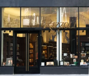 The glass entrance door of the bookstore prominently features the name "Rizzoli".