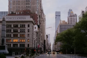 A small building at the road corner has a signboard displaying "PORCELANOSA" at the top.